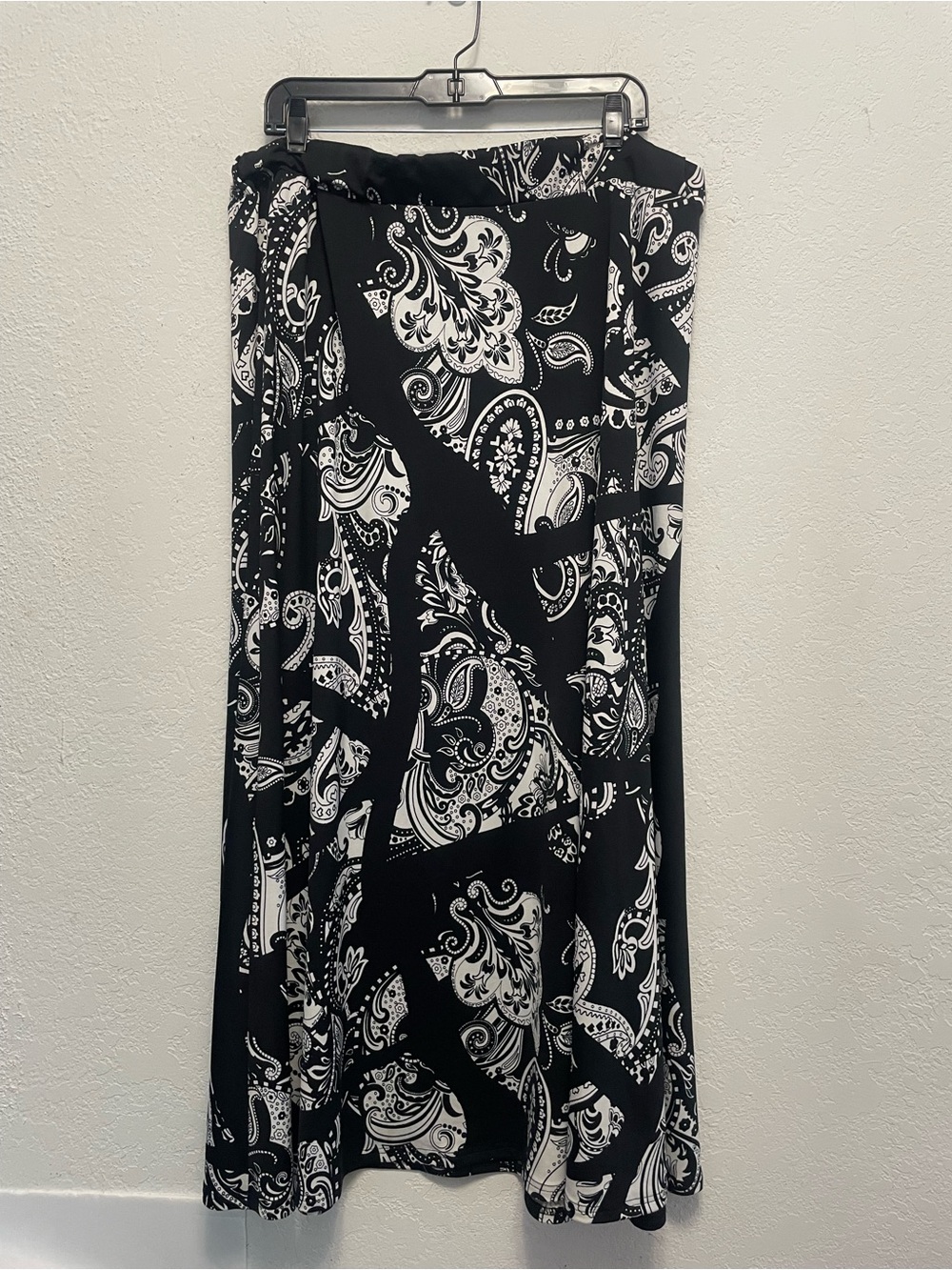 Roz & Ali Maxi Skirt Womens 1X Black White Paisley Elastic Waist